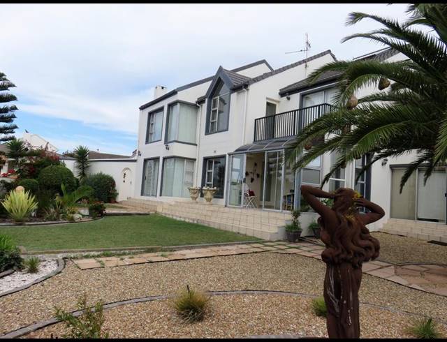 4 BEDROOM HOUSE FOR SALE IN COUNTRY CLUB